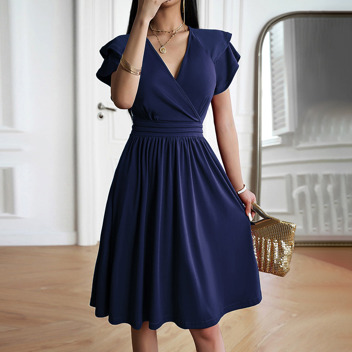 Matilda | Élégante robe midi décontractée à col en V et manches courtes - Image 6