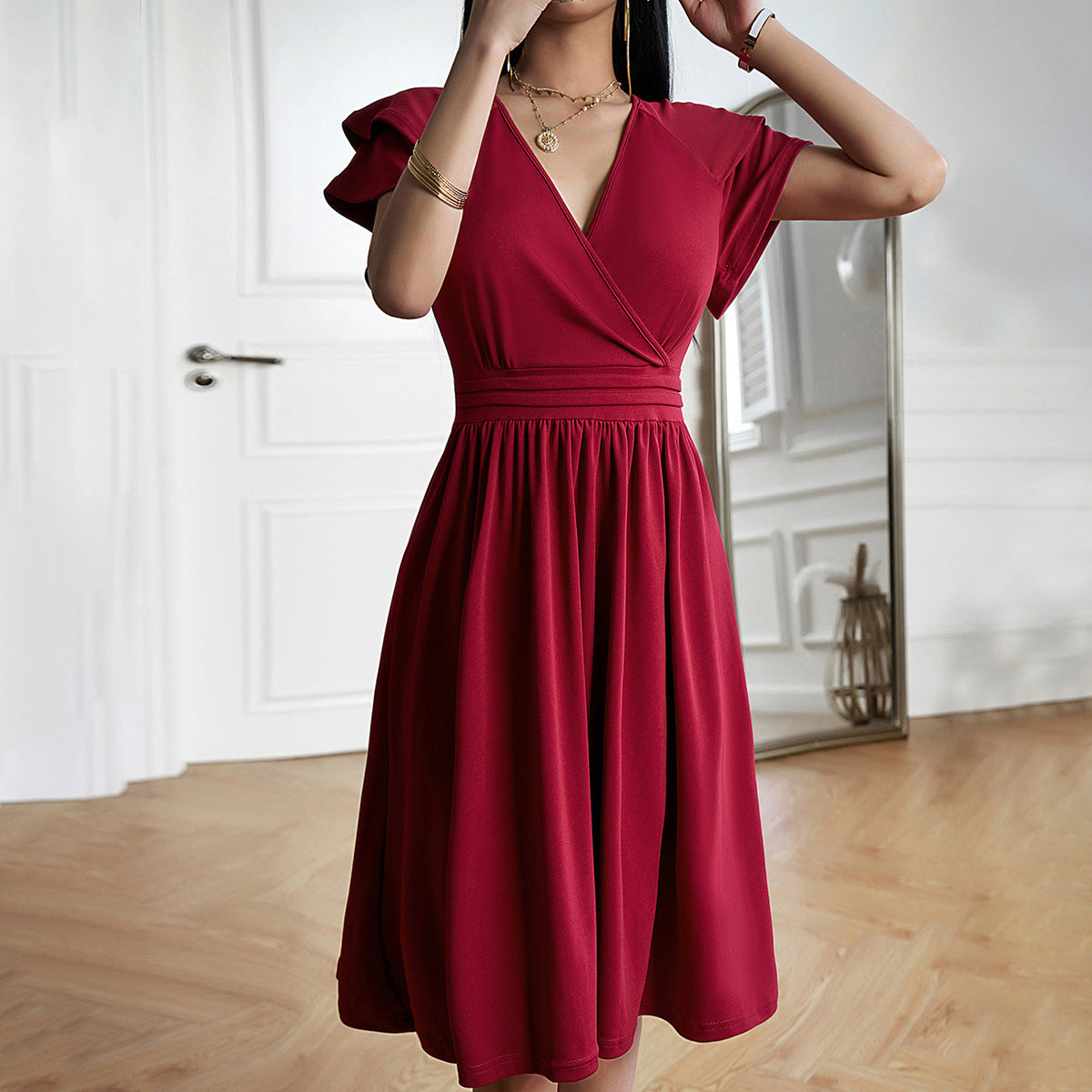 Matilda | Élégante robe midi décontractée à col en V et manches courtes - Image 1