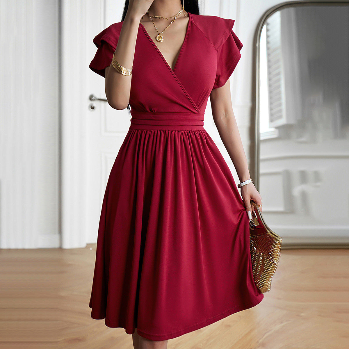 Matilda | Élégante robe midi décontractée à col en V et manches courtes - Image 5