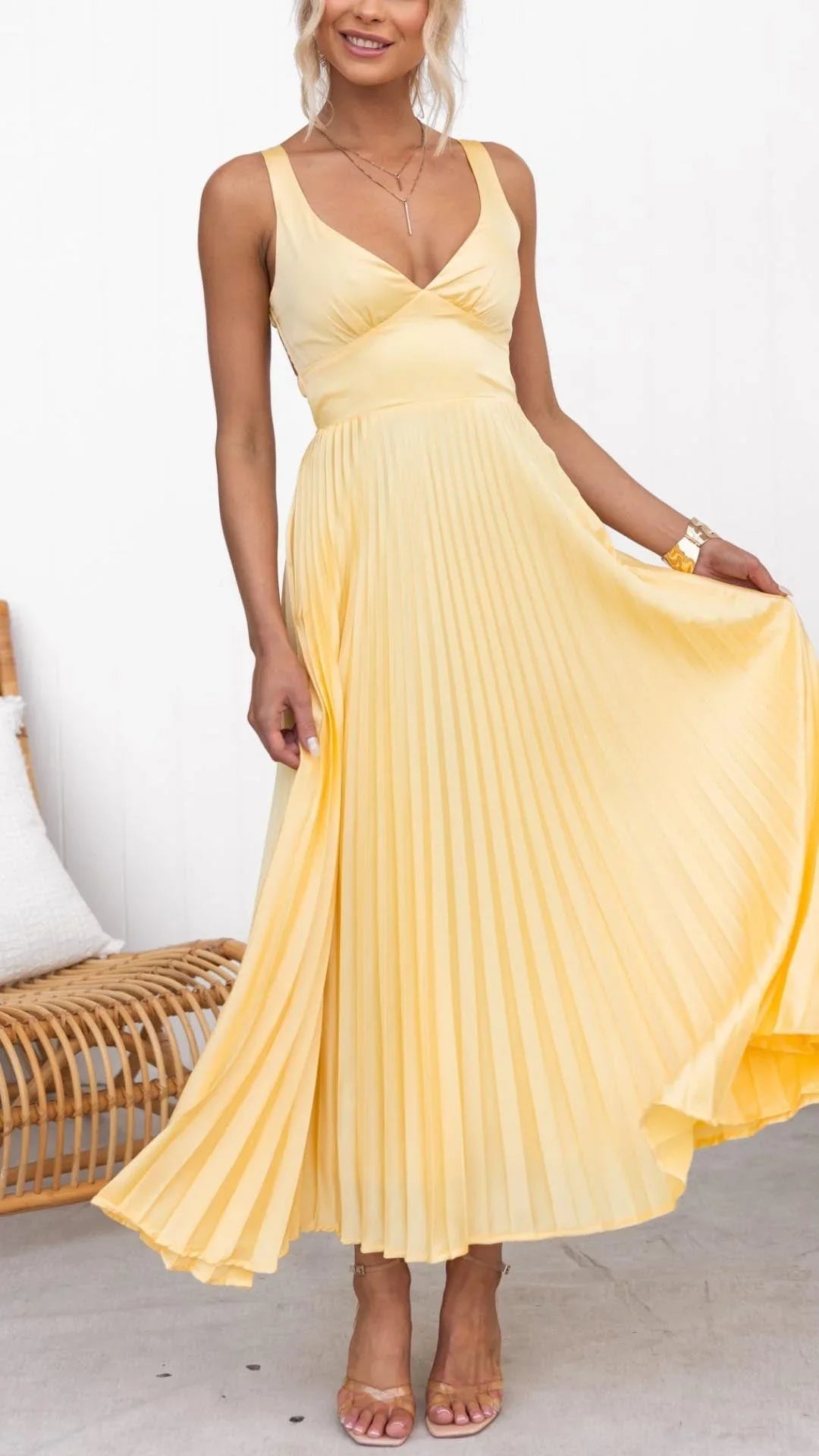 Déborah | Robe longue élégante à col en V plissé jaune pour les occasions spéciales - Image 1