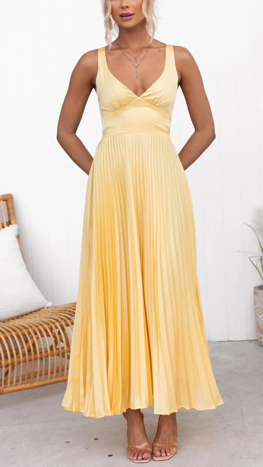 Déborah | Robe longue élégante à col en V plissé jaune pour les occasions spéciales - Image 2