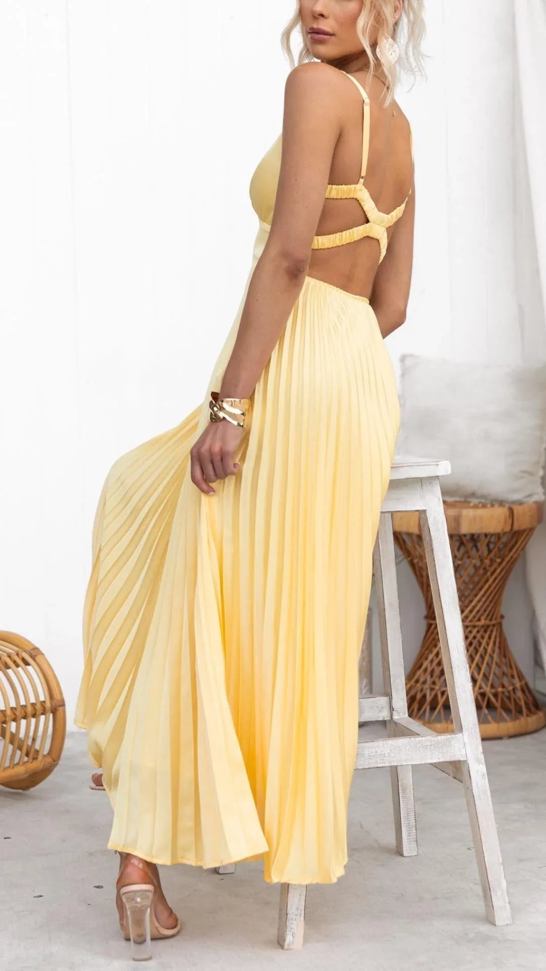 Déborah | Robe longue élégante à col en V plissé jaune pour les occasions spéciales - Image 4