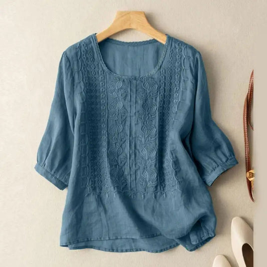 Image of Camilla | Broderet Bluse til Damer med Afslappet Pasform