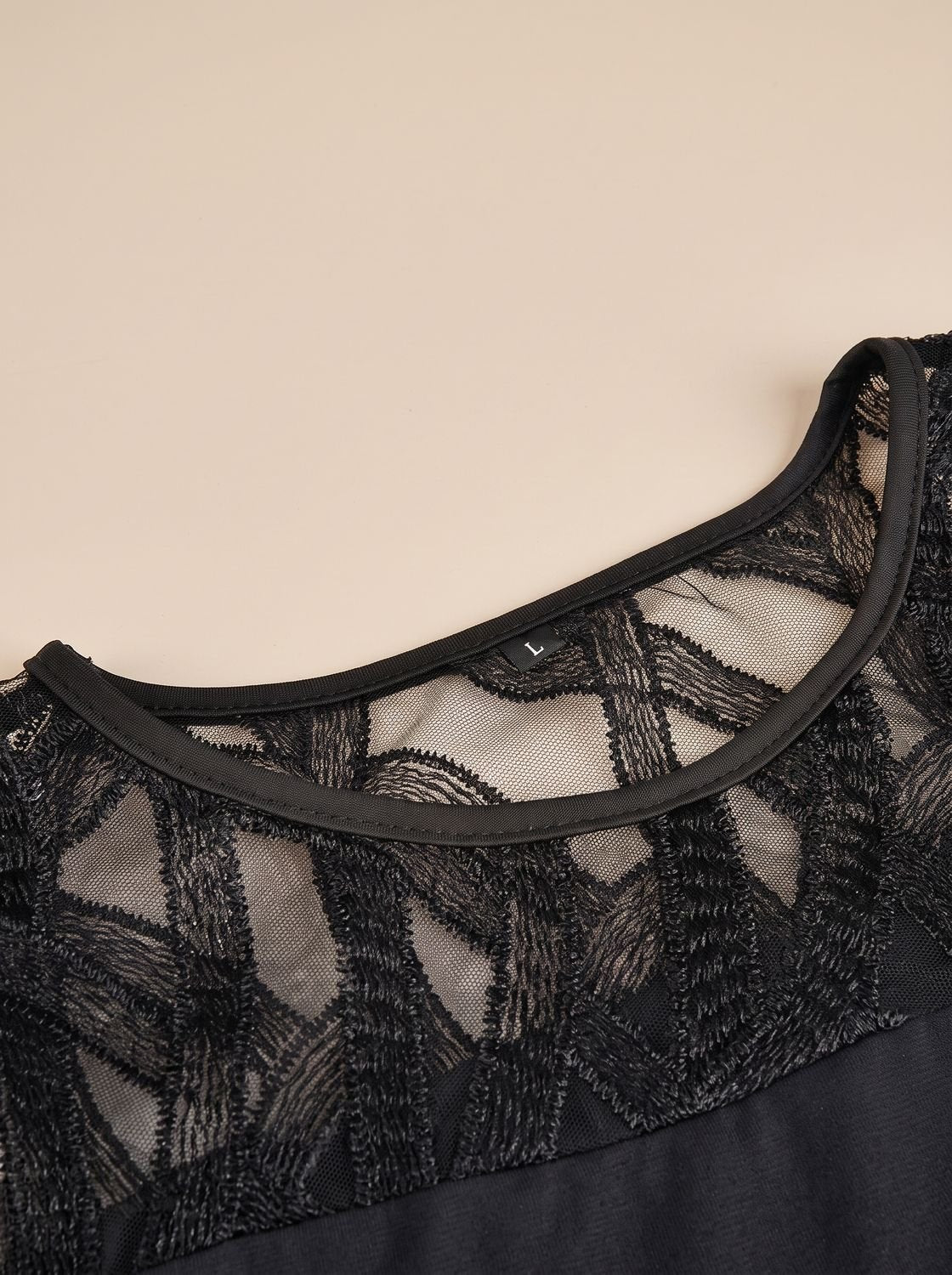 Plus size midikjole til damer med blondebærestykke og chiffonoverlag