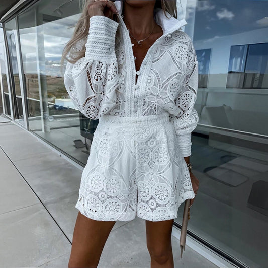 Djamila | Longue robe boutonnée en dentelle avec short - Image 2