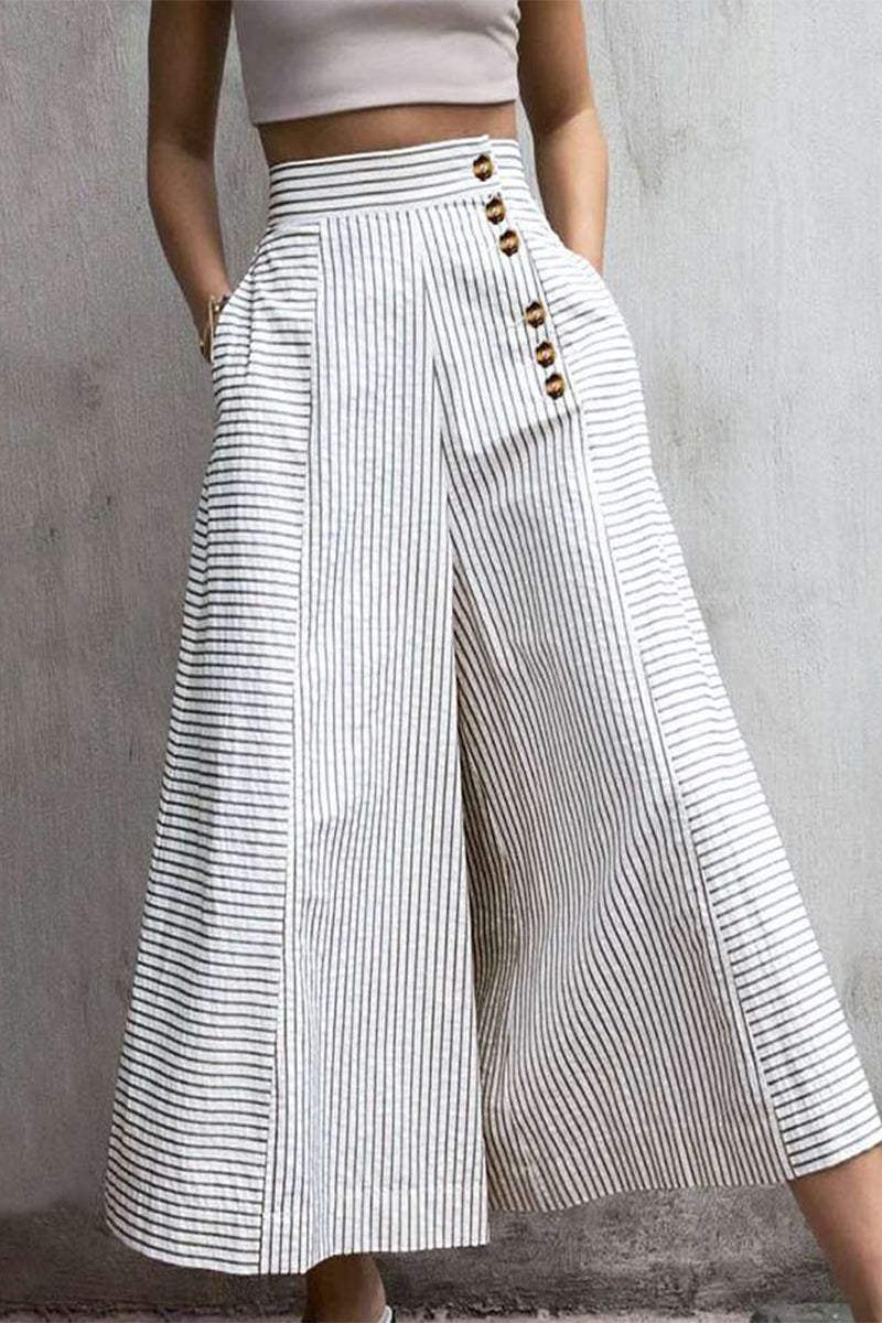 Khadija | Jupe-culotte cintrée - Pantalon large stylé - Rayé - Cropped with Button Detail - Image 1