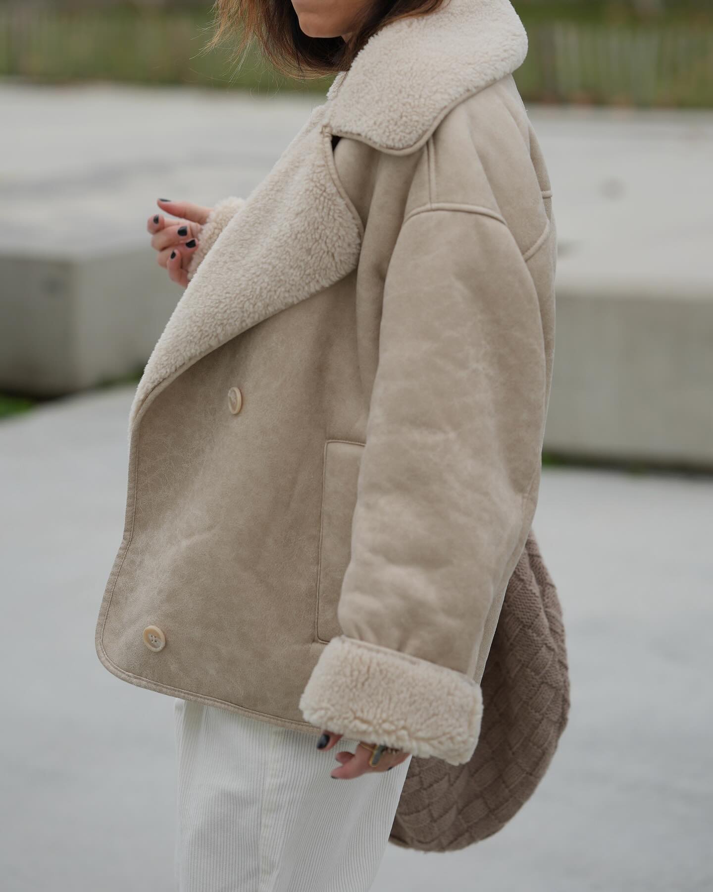 Yasmine | Veste croisée doublée en sherpa pour femme - Image 11