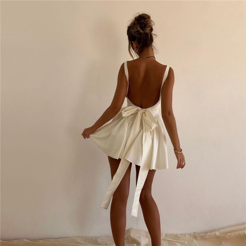 Xavière | Mini robe blanche élégante avec design dos nu, nœud et jupe plissée - sans manches et chic pour le printemps et l'été - Image 7