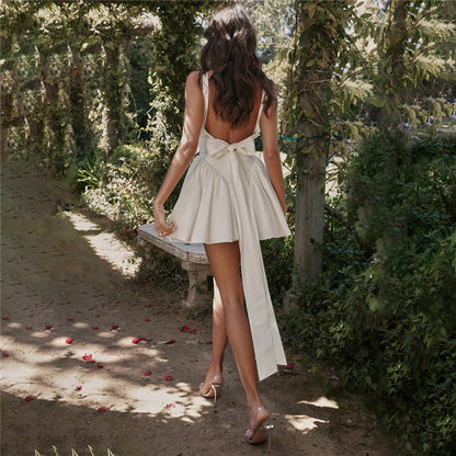 Xavière | Mini robe blanche élégante avec design dos nu, nœud et jupe plissée - sans manches et chic pour le printemps et l'été - Image 6