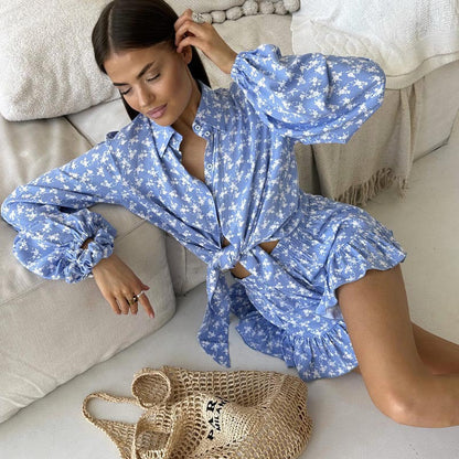 Christine | Ensemble deux pièces bleu tendance avec chemise à nœuds et short à volants pour femmes - Image 2