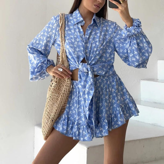 Christine | Ensemble deux pièces bleu tendance avec chemise à nœuds et short à volants pour femmes - Image 1