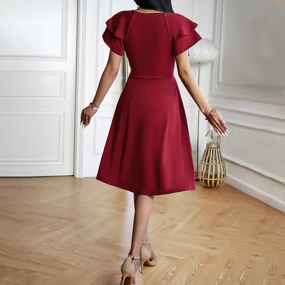 Matilda | Élégante robe midi décontractée à col en V et manches courtes - Image 3