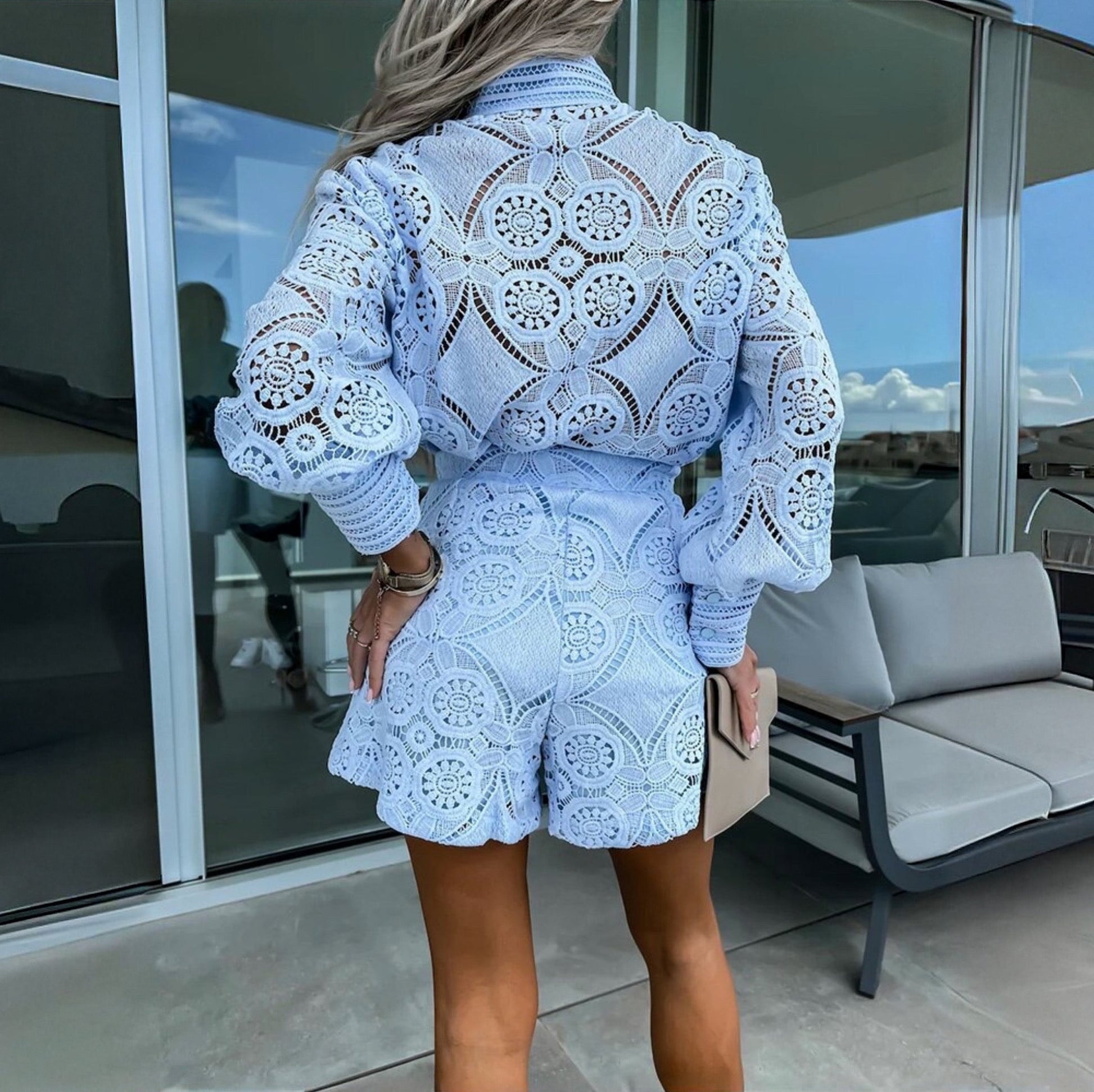 Djamila | Longue robe boutonnée en dentelle avec short - Image 9