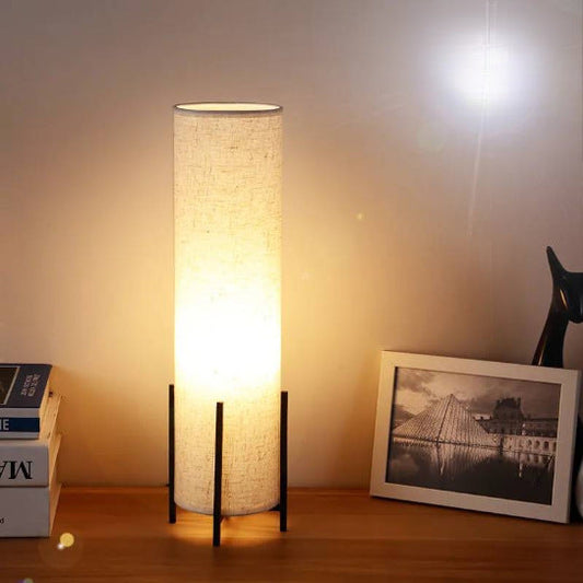 Bordlampe i træ og stof – Skandinavisk stuebelysning