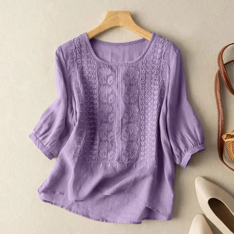 Image of Camilla | Broderet Bluse til Damer med Afslappet Pasform