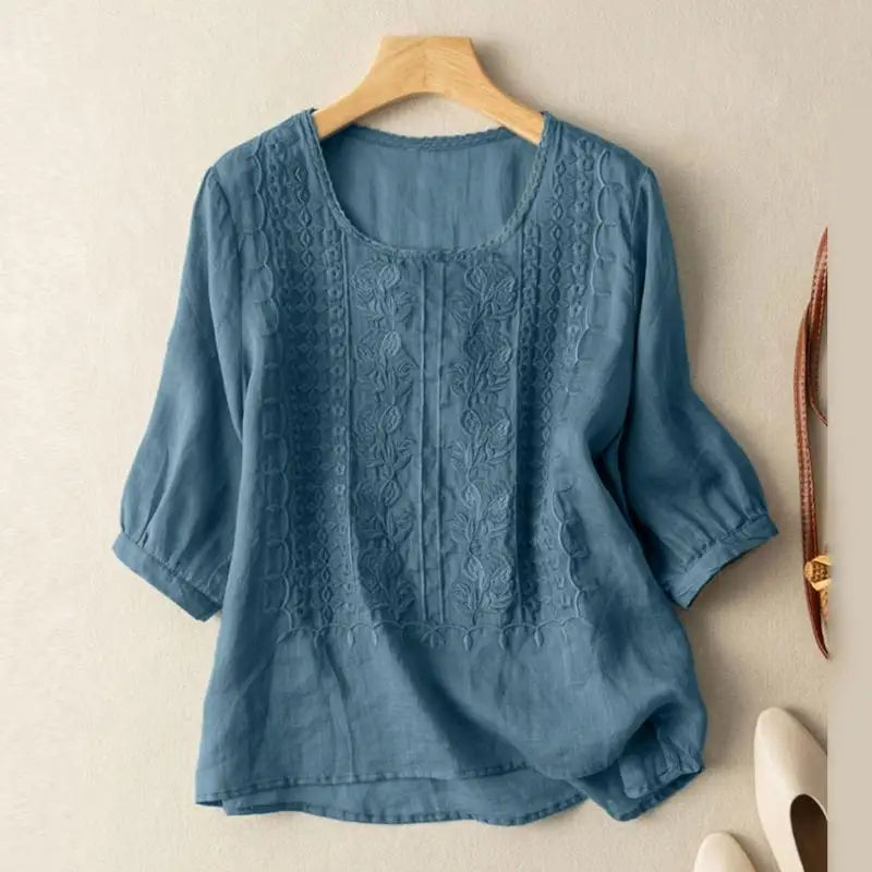 Image of Camilla | Broderet Bluse til Damer med Afslappet Pasform