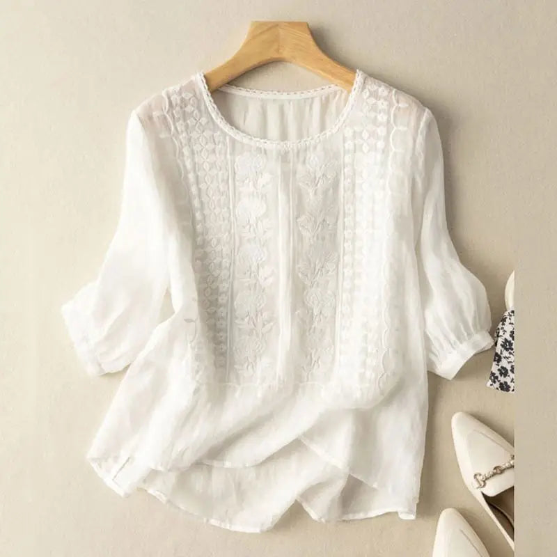 Image of Camilla | Broderet Bluse til Damer med Afslappet Pasform