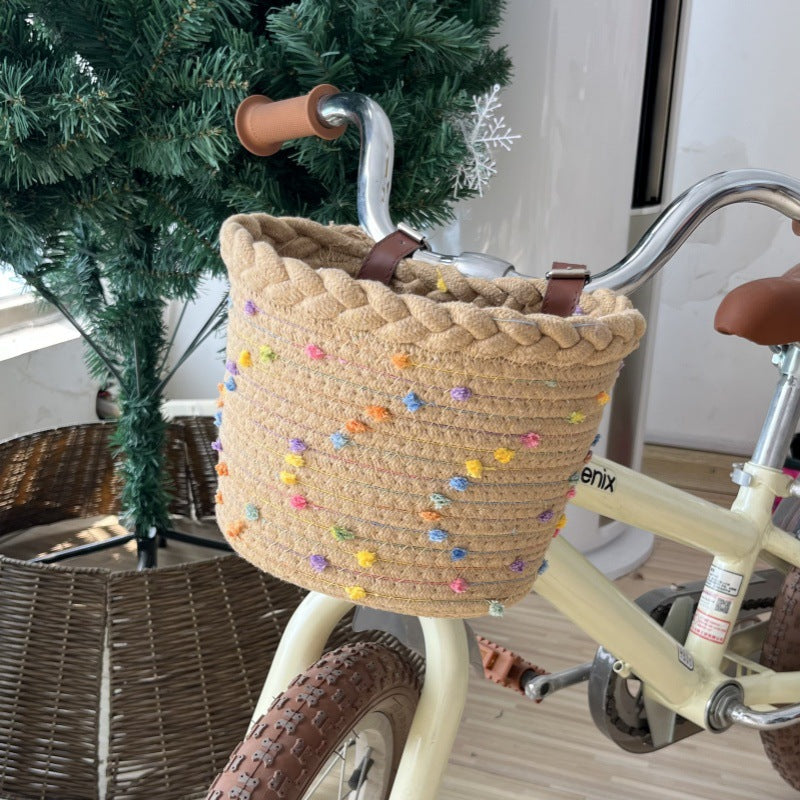 Cykelkurv i flettet rebsnor med pompon-detaljer og læderstropper til styret