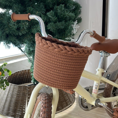 Cykelkurv i flettet rebsnor med pompon-detaljer og læderstropper til styret