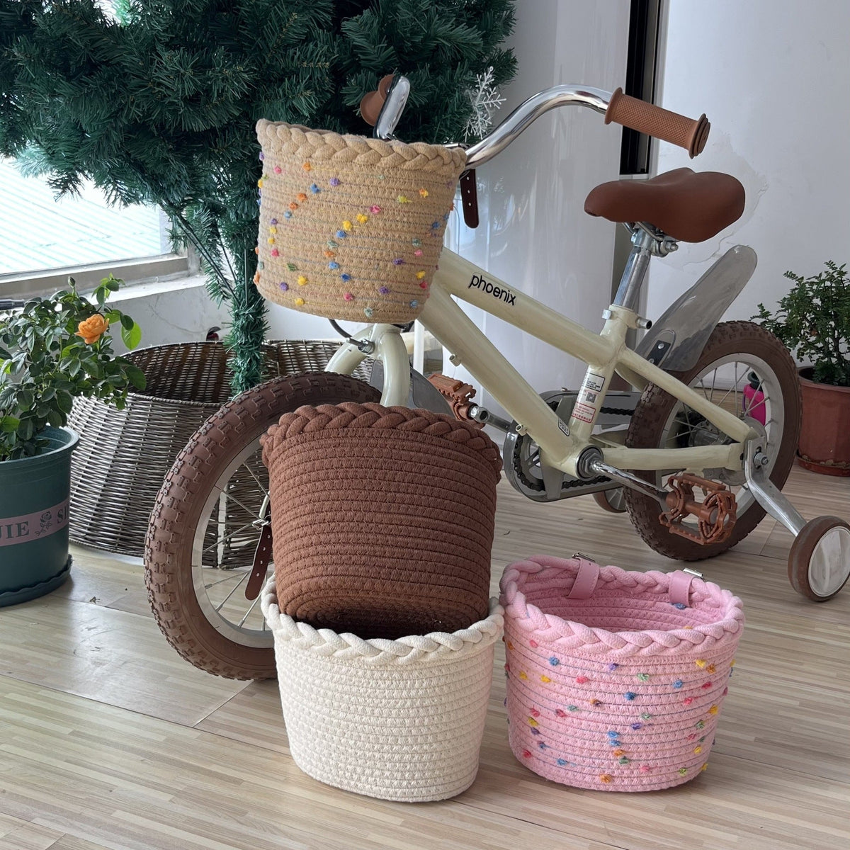 Cykelkurv i flettet rebsnor med pompon-detaljer og læderstropper til styret
