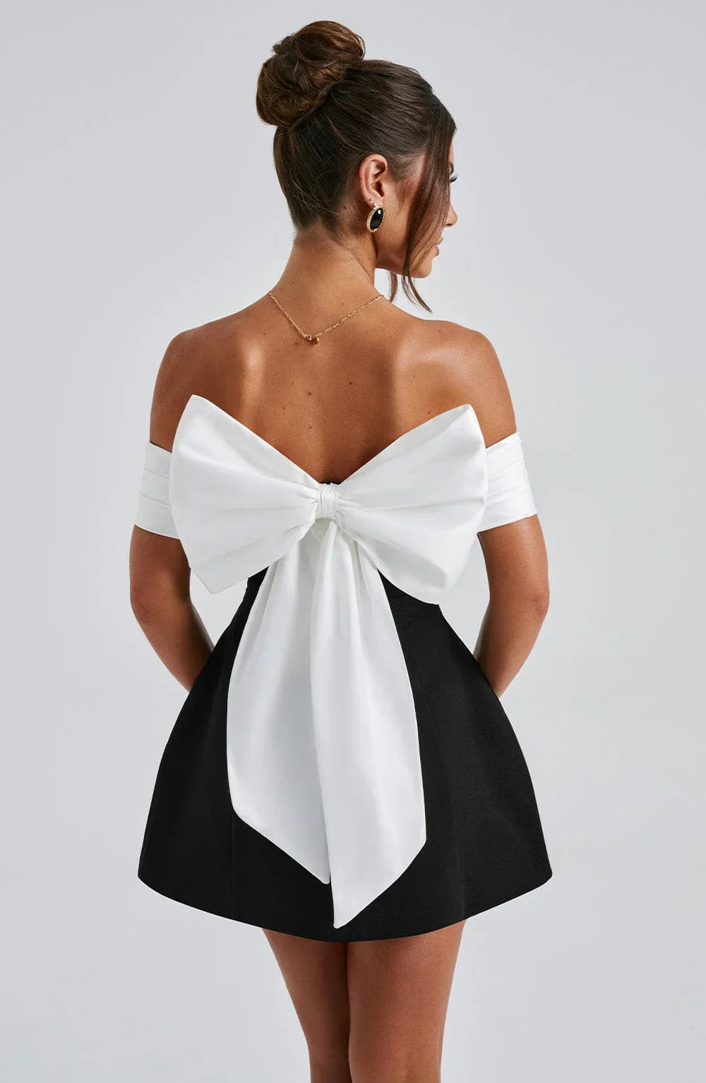 Séverine | Mini robe noire élégante avec nœud chic - Image 1