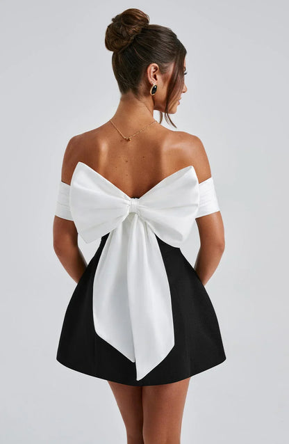 Séverine | Mini robe noire élégante avec nœud chic - Image 1