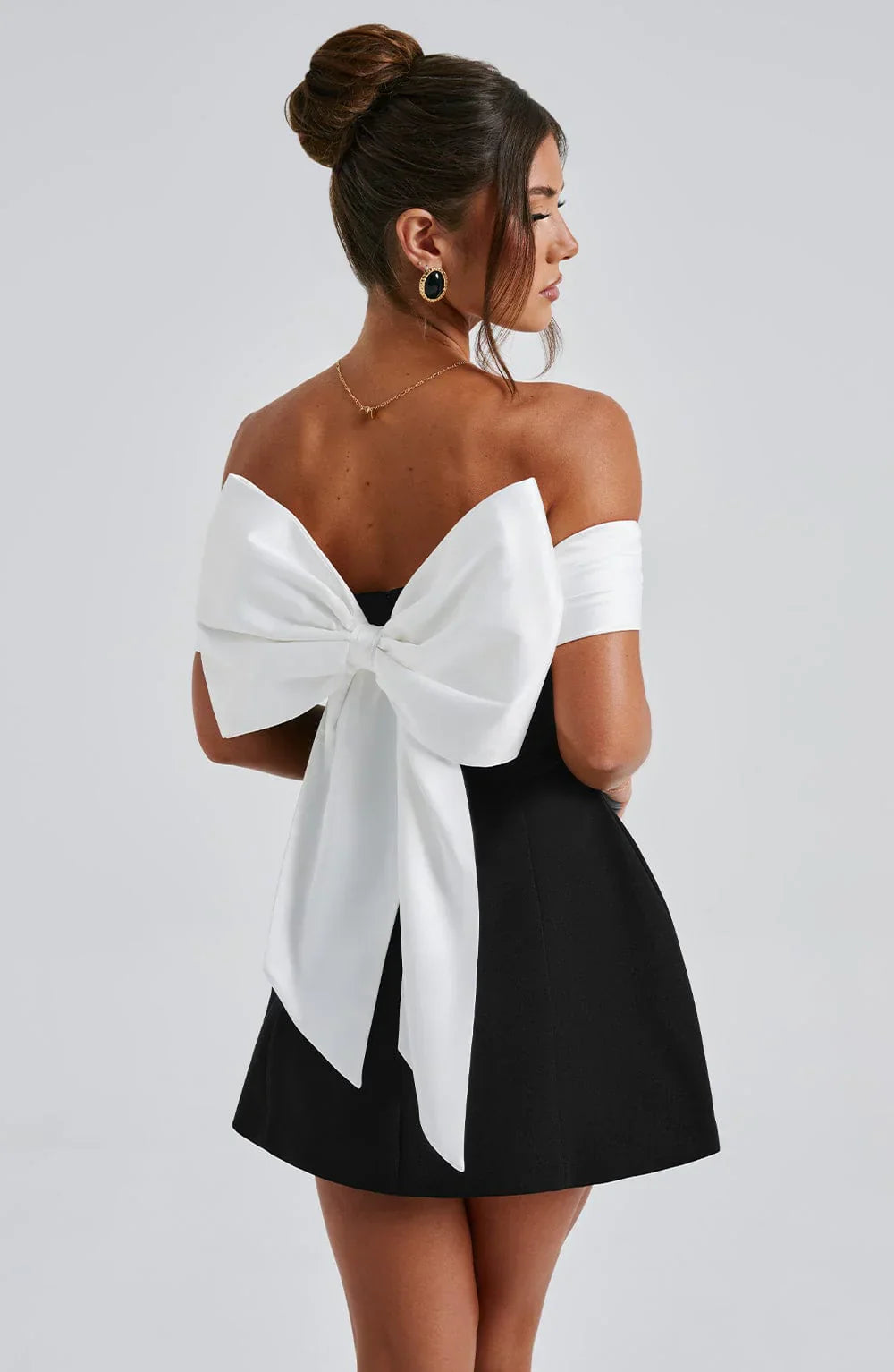 Séverine | Mini robe noire élégante avec nœud chic - Image 4