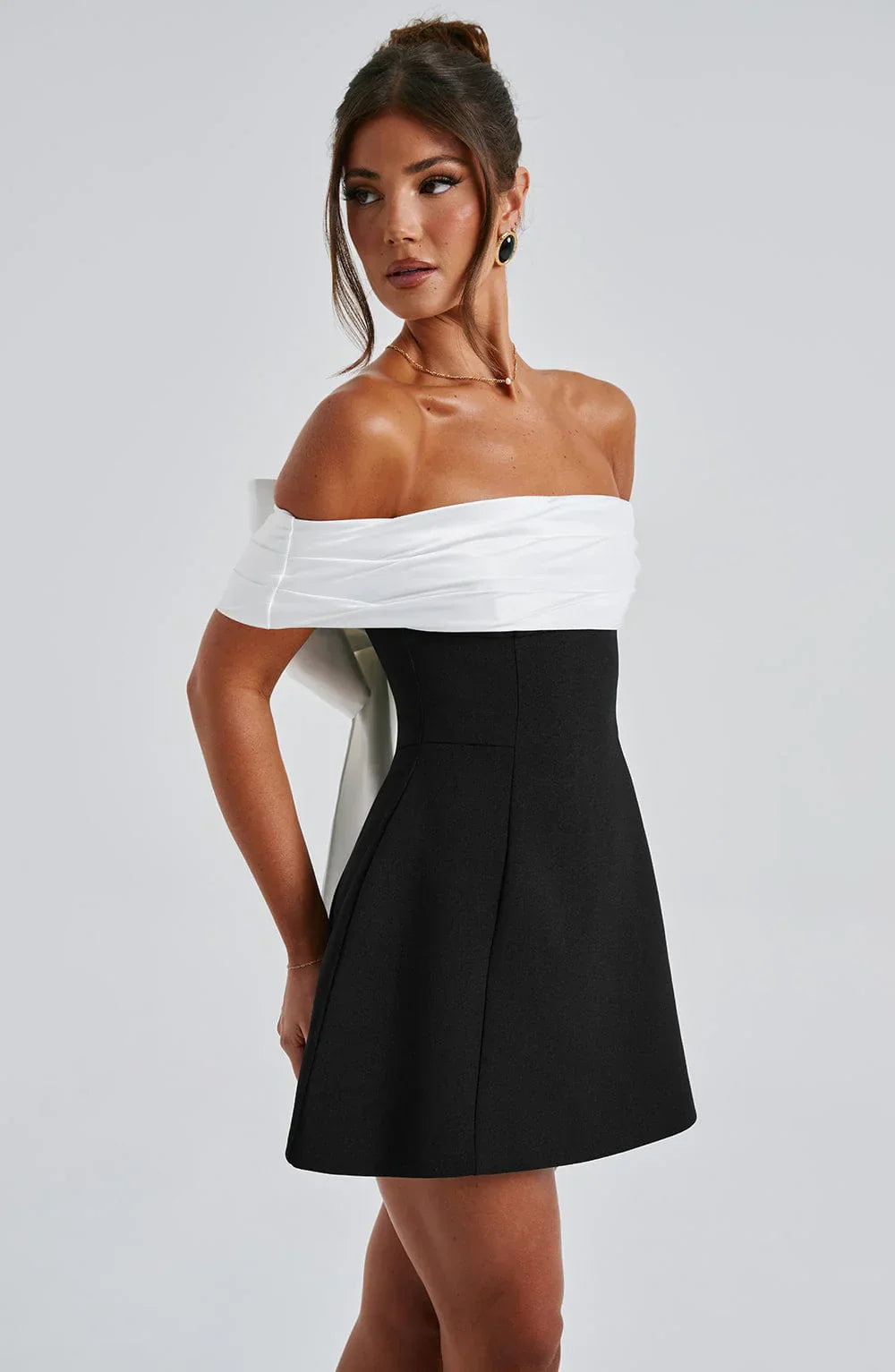 Séverine | Mini robe noire élégante avec nœud chic - Image 5