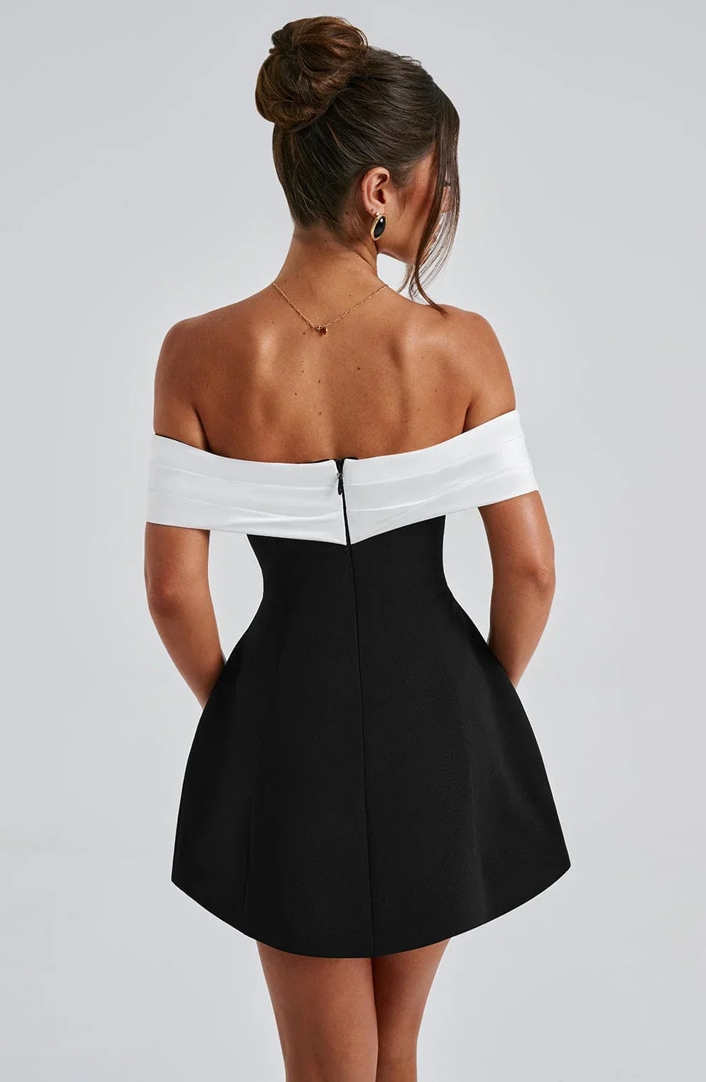 Séverine | Mini robe noire élégante avec nœud chic - Image 6