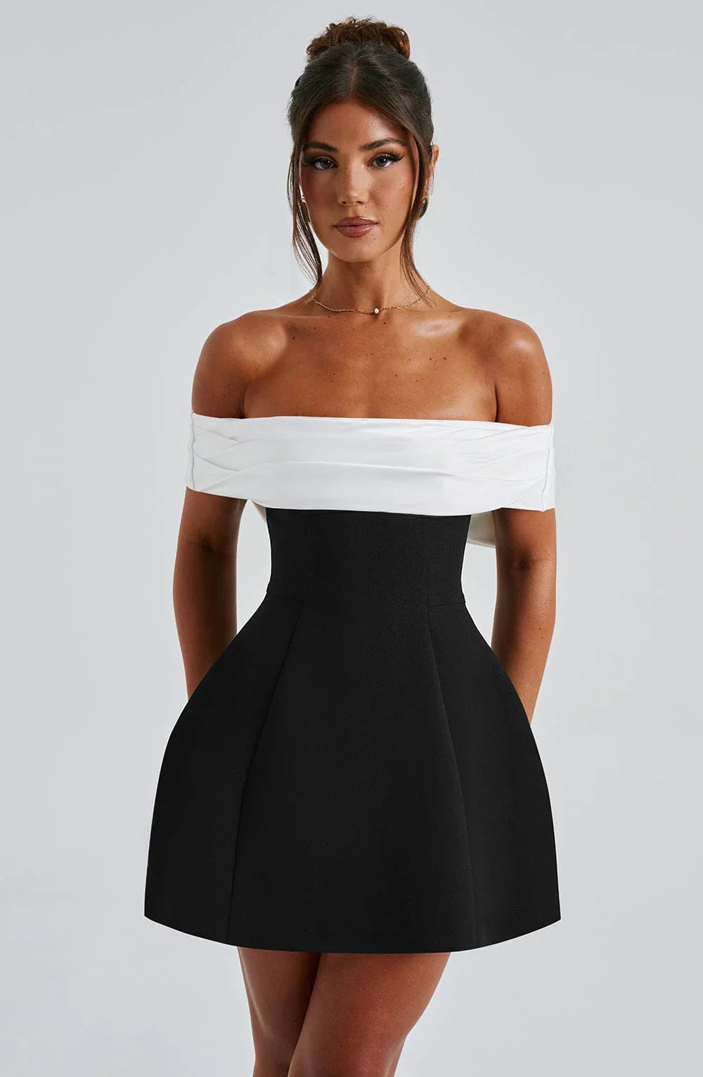 Séverine | Mini robe noire élégante avec nœud chic - Image 7