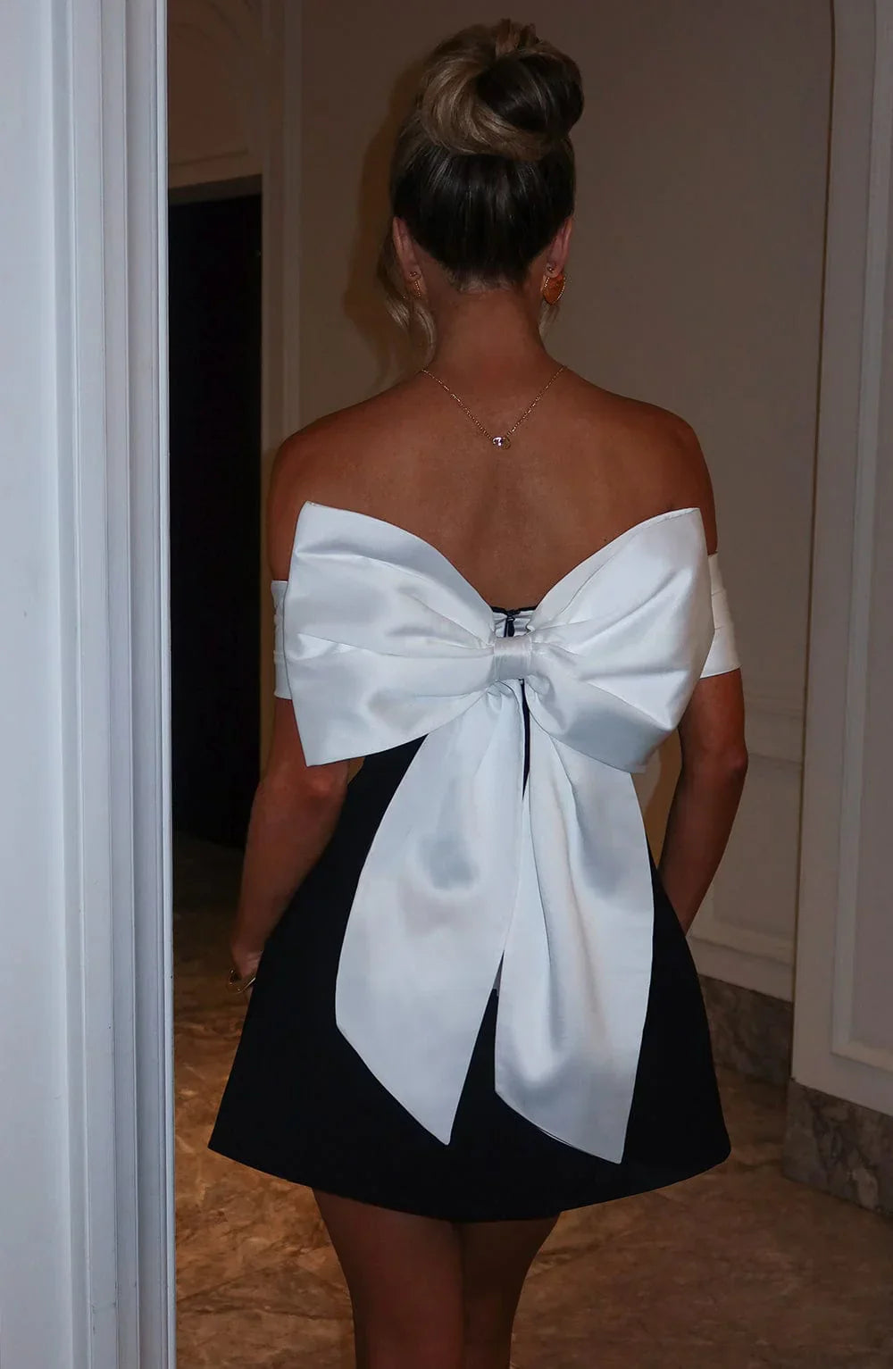 Séverine | Mini robe noire élégante avec nœud chic - Image 9