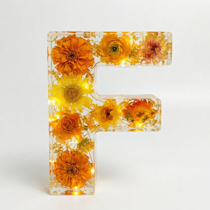 Florenza™ – Personliggjort Blomster Harpiks Bogstav Lys