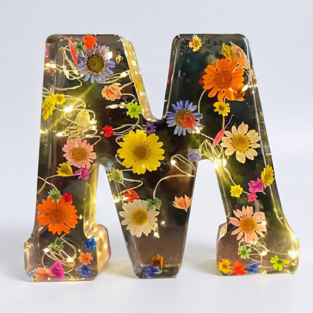 Florenza™ – Personliggjort Blomster Harpiks Bogstav Lys