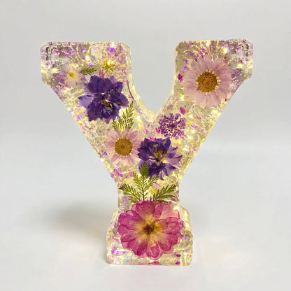 Florenza™ – Personliggjort Blomster Harpiks Bogstav Lys