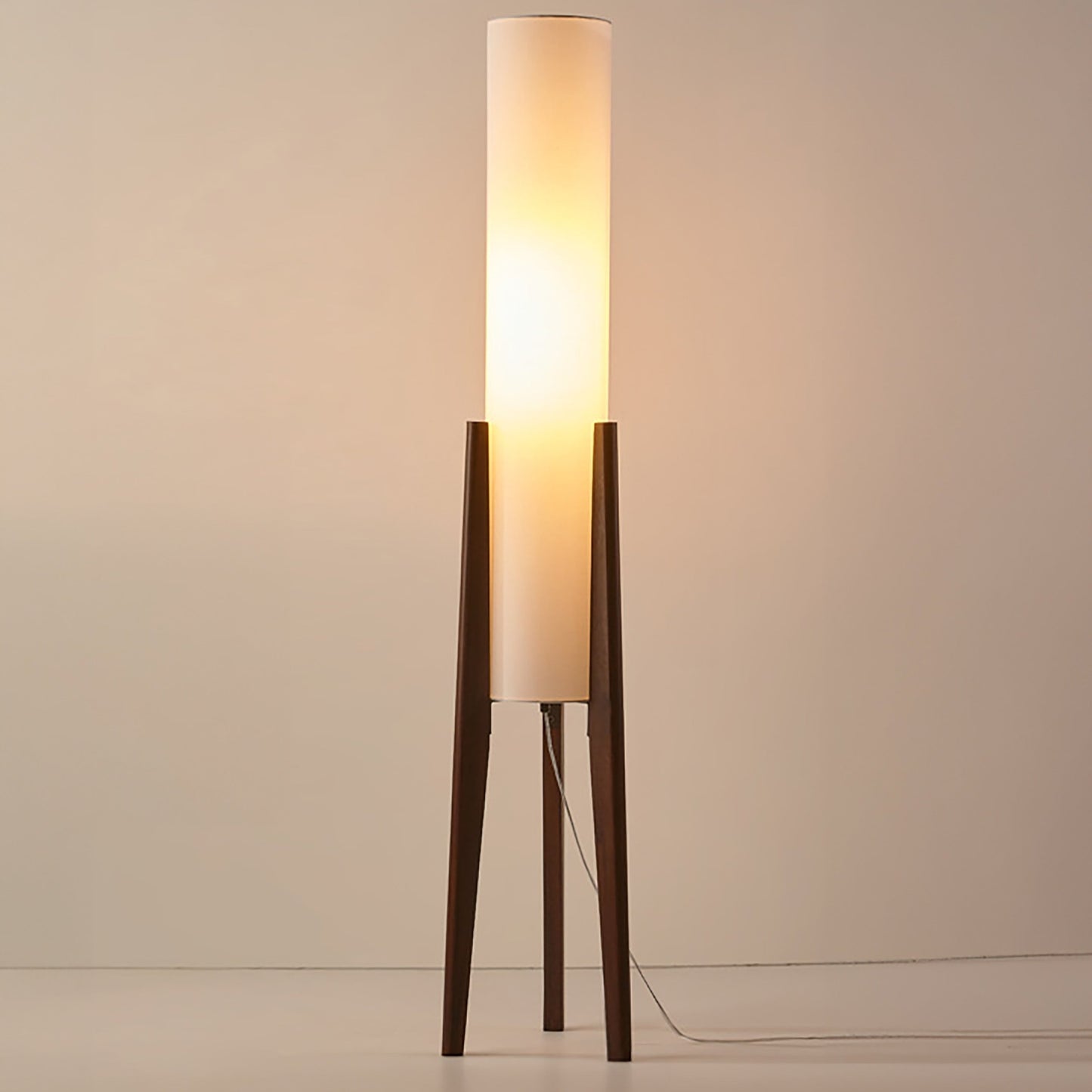 Gulvlampe i Valnød - Moderne & Retro Design | Art Lampe