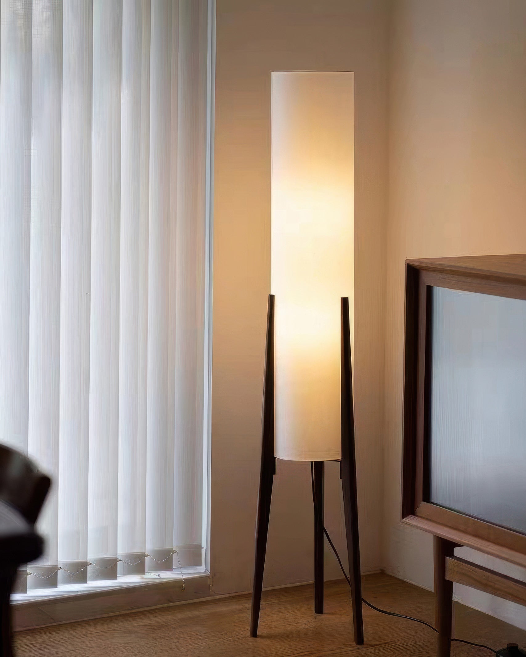 Gulvlampe i Valnød - Moderne & Retro Design | Art Lampe