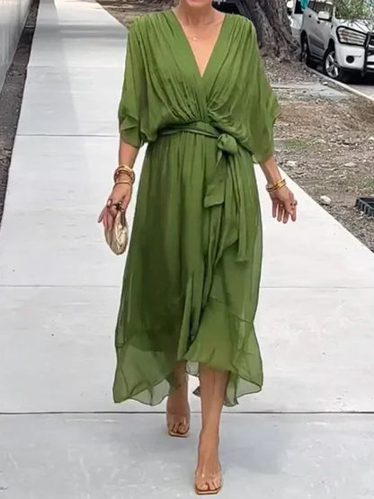Julie | Élégante robe en soie à col en V souple - Image 1