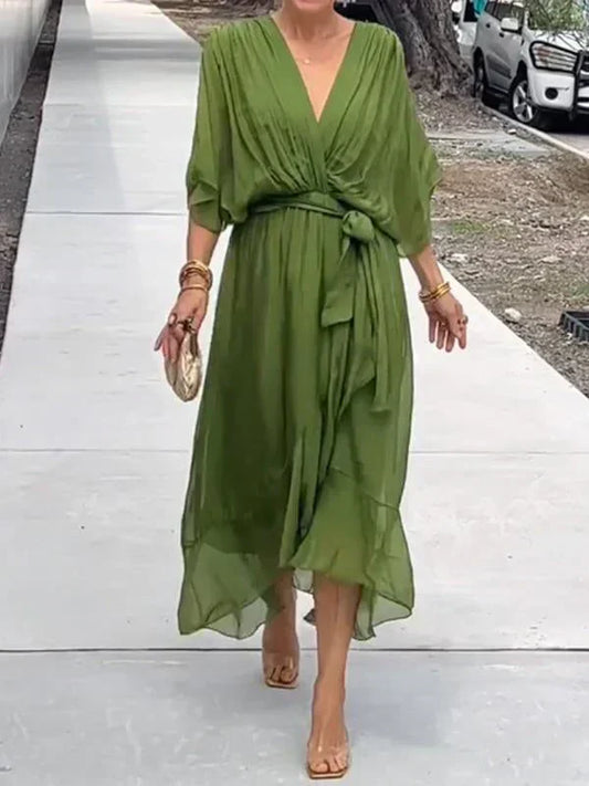 Julie | Élégante robe en soie à col en V souple - Image 1