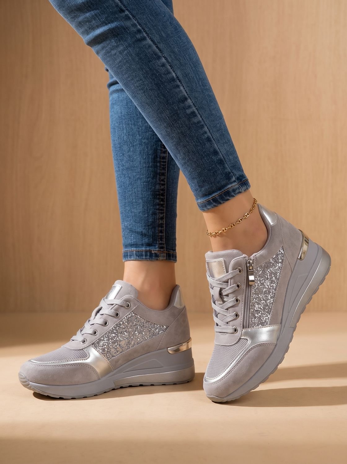 Komfortable plateausneakers til damer med snøre og lynlås i siden