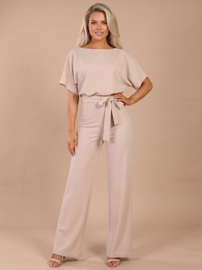 Kortærmet jumpsuit med bindebælte og vide ben til damer