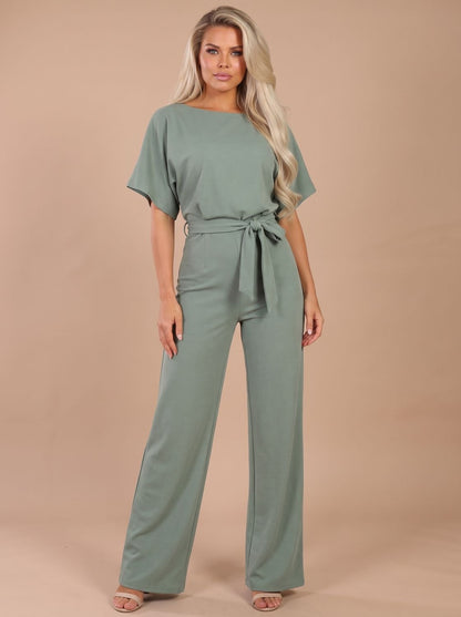 Kortærmet jumpsuit med bindebælte og vide ben til damer