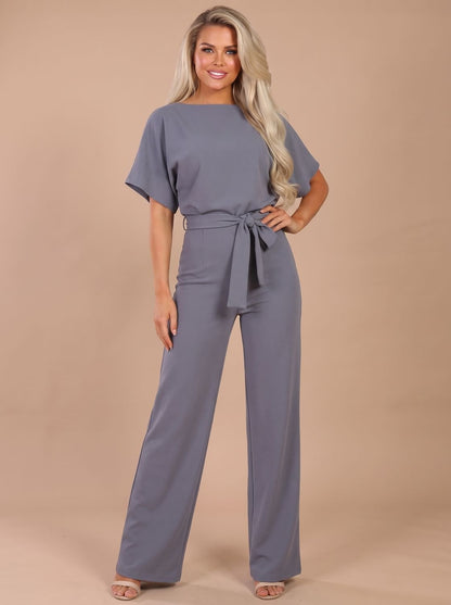 Kortærmet jumpsuit med bindebælte og vide ben til damer