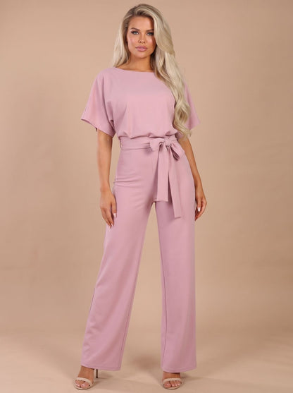 Kortærmet jumpsuit med bindebælte og vide ben til damer