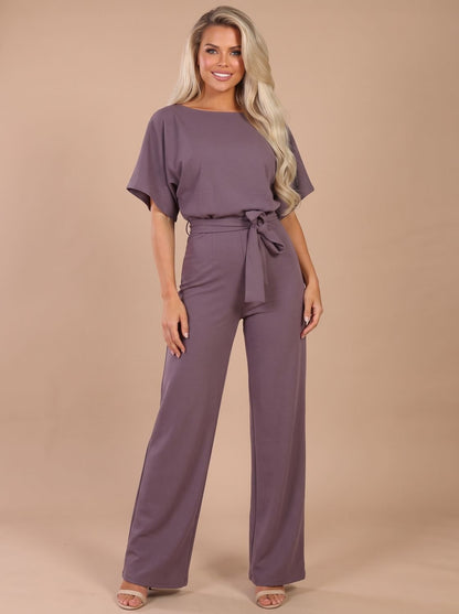 Kortærmet jumpsuit med bindebælte og vide ben til damer