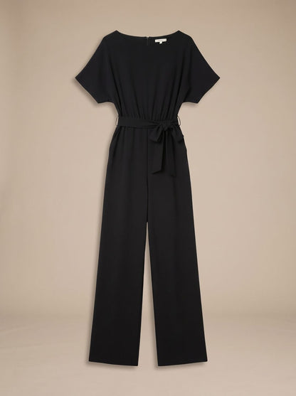 Kortærmet jumpsuit med bindebælte og vide ben til damer
