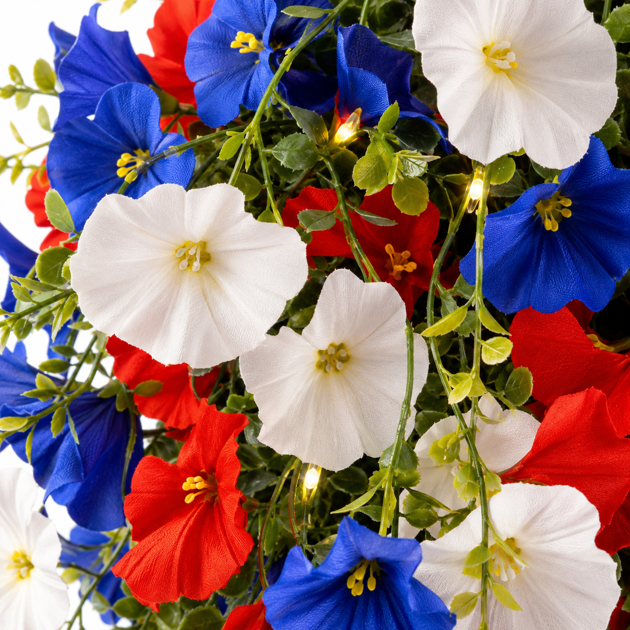 Liberty Bloom – Patriotisk Hængende Blomsterkurv med LED Lys, Røde Hvide Blå Silke Blomster til 4. Juli Porch Dekor