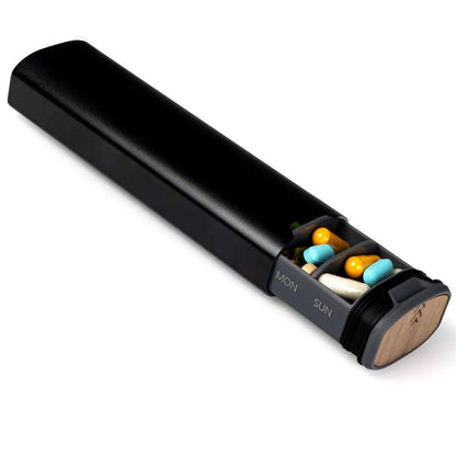 MediEase Uge Pille Organizer – Elegant Træ & Aluminium Pilleboks