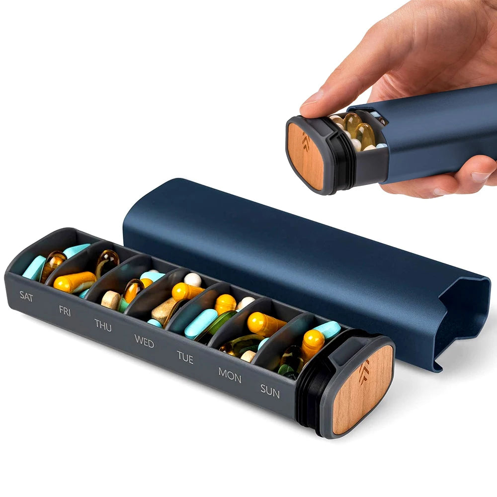 MediEase Uge Pille Organizer – Elegant Træ & Aluminium Pilleboks