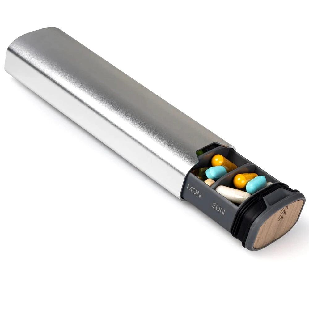 MediEase Uge Pille Organizer – Elegant Træ & Aluminium Pilleboks