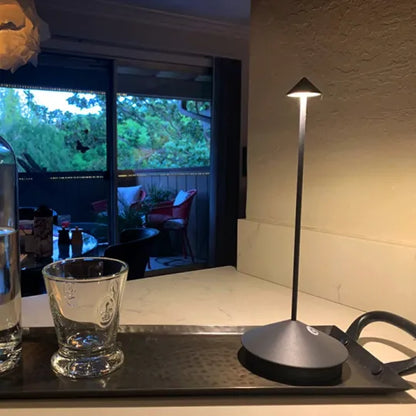 Oplys dit rum med den trådløse LED bordlampe – RadiantGlow